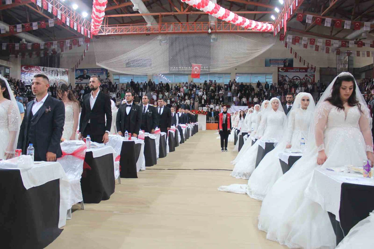 48 saatte evlilik kredisine 3 bin 500'den fazla genç başvurdu