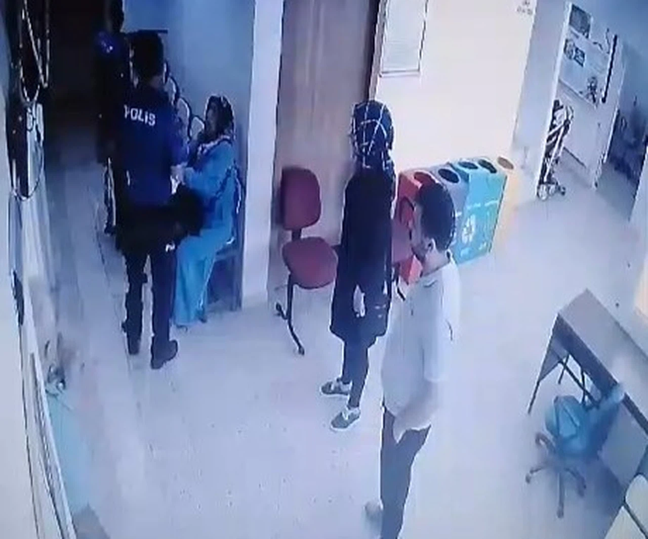 Hasta yakını, istediği ilacı yazmayan doktoru darp etti