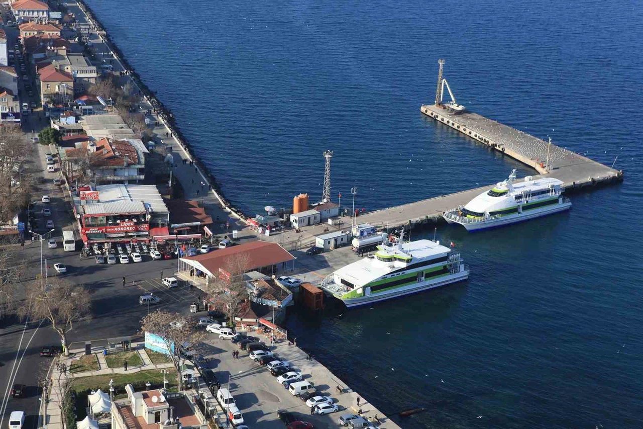 Bandırma ve Erdek'te feribot seferleri iptal edildi