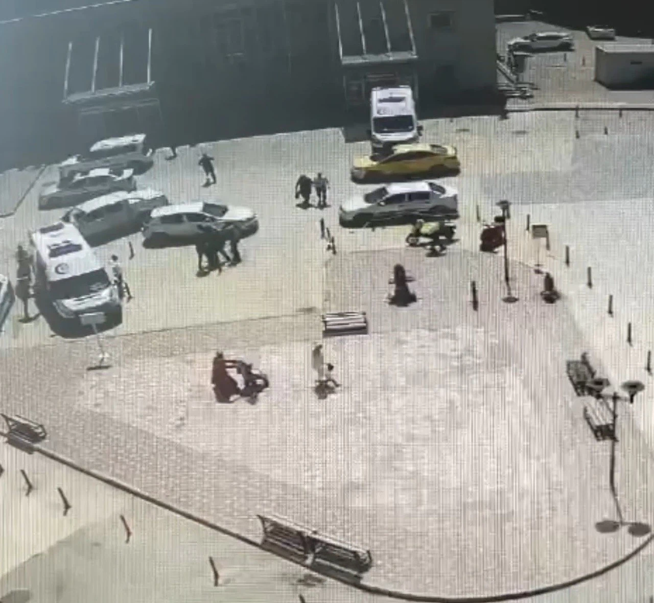 Trafikte saldırı için araçtan inen yandı