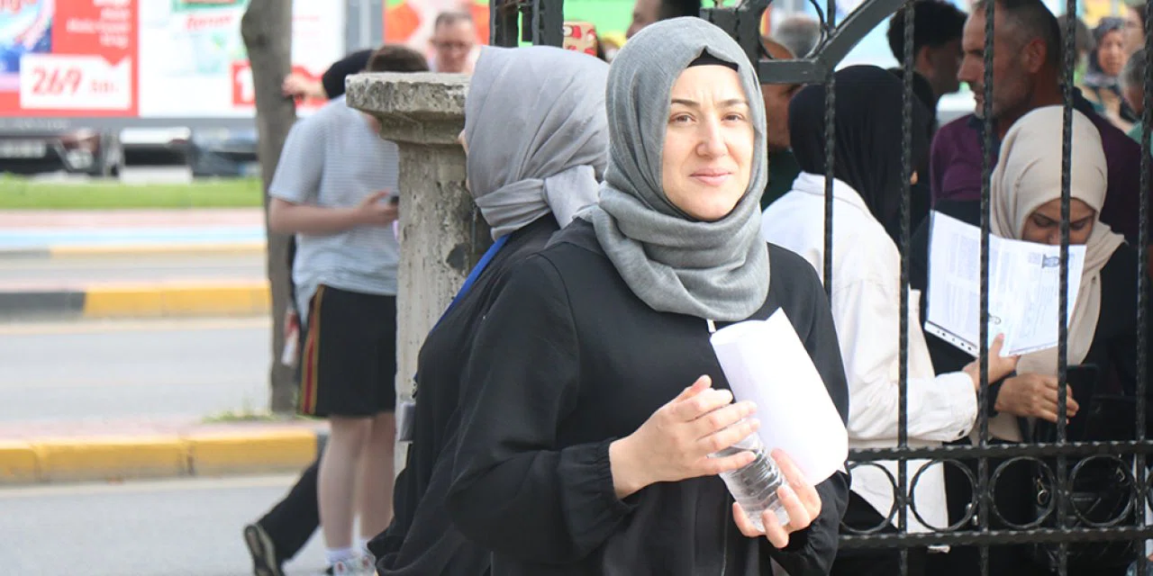 Öğrenciler sıralarda veliler dışarıda ter döküyor