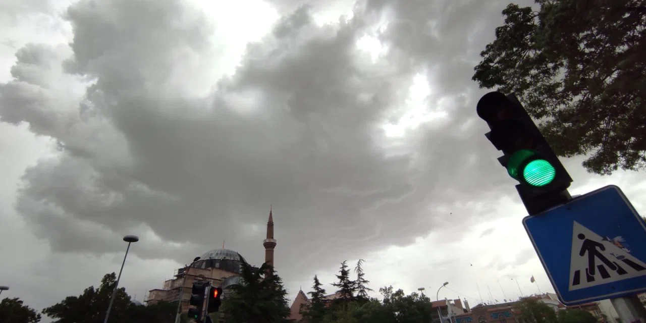 Konya'nın merkezi fırtınaya, ilçeler kuvvetli yağmura teslim oldu