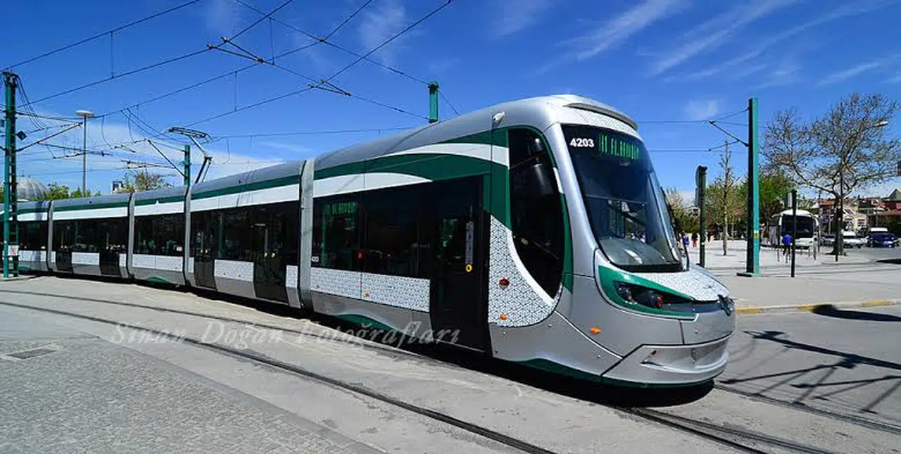 Konya'da ulaşıma ağaç engeli! Fırtına kökünden söktü