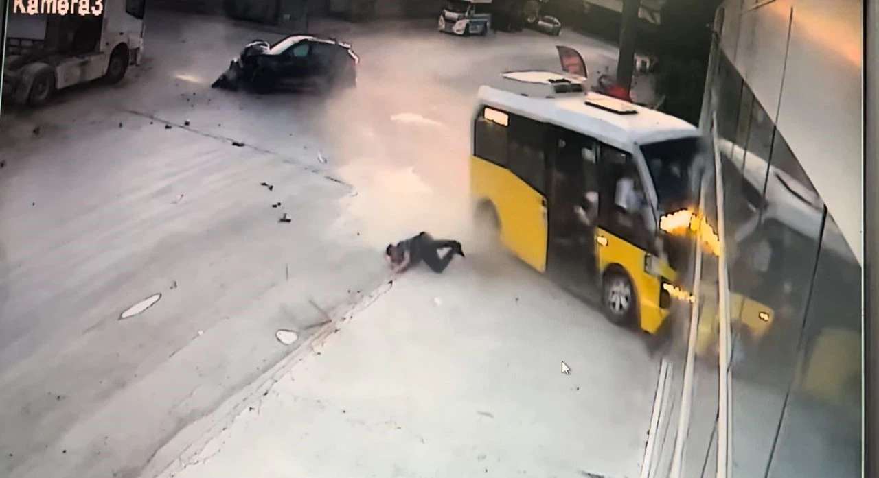 Hızla gelen otomobil yolcu minibüsüne çarptı: 10 yaralı