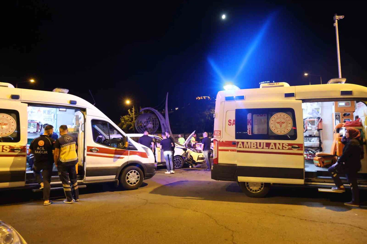 2 otomobil çarpıştı: 3 yaralı