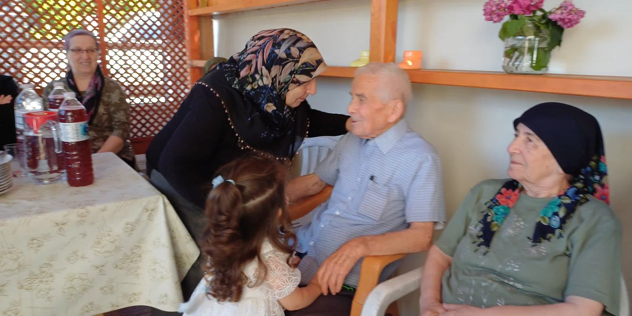 100. yaşına komşularının sürpriziyle girdi