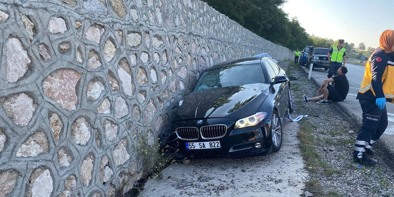 Otomobil istinat duvarına çarptı: 1 ölü, 4 yaralı