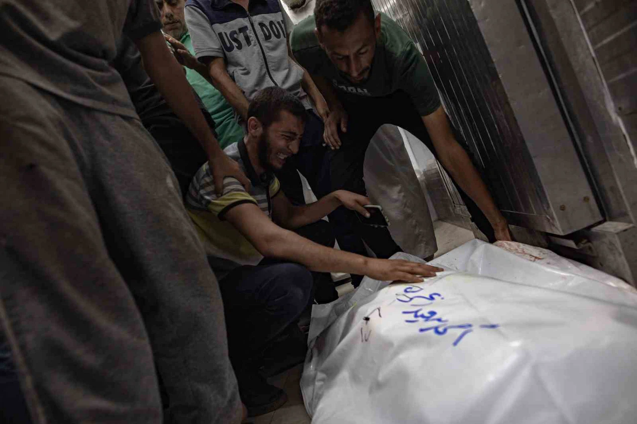 İsrail, Gazze’de yerleşim yerine saldırdı: 35 ölü