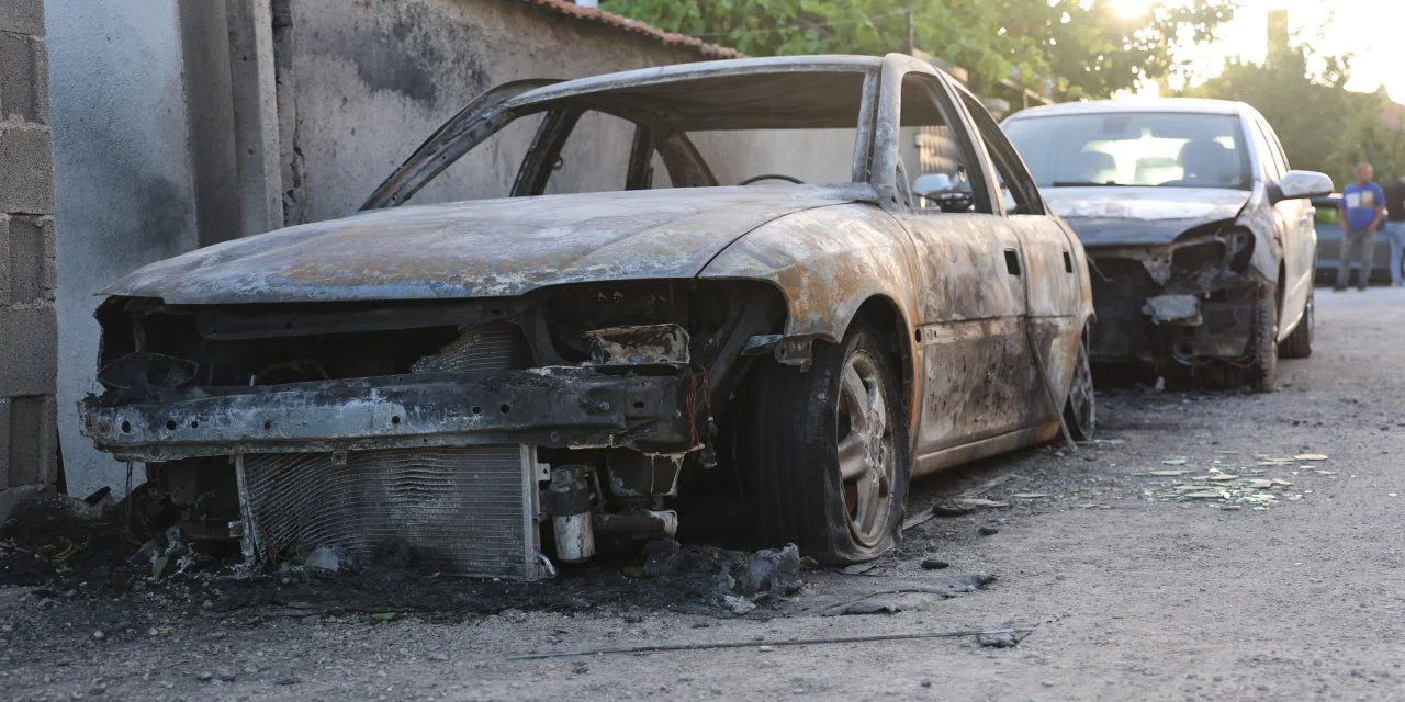 Konya'da iki otomobili kundakladılar