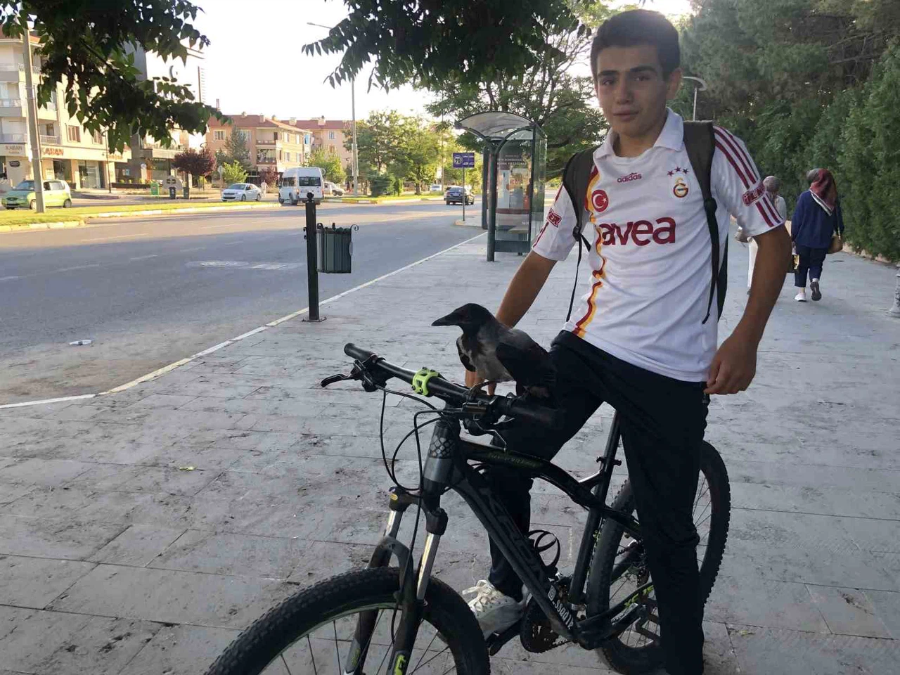 Karga ile lise öğrencisinin dostluğunu görenler imreniyor