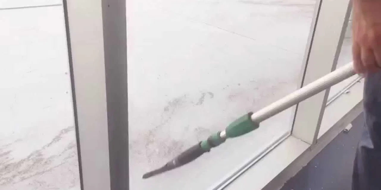 Camlardaki lekeler nasıl çıkar? Camdaki lekeleri kolaylıkla çıkaran 3 yöntem