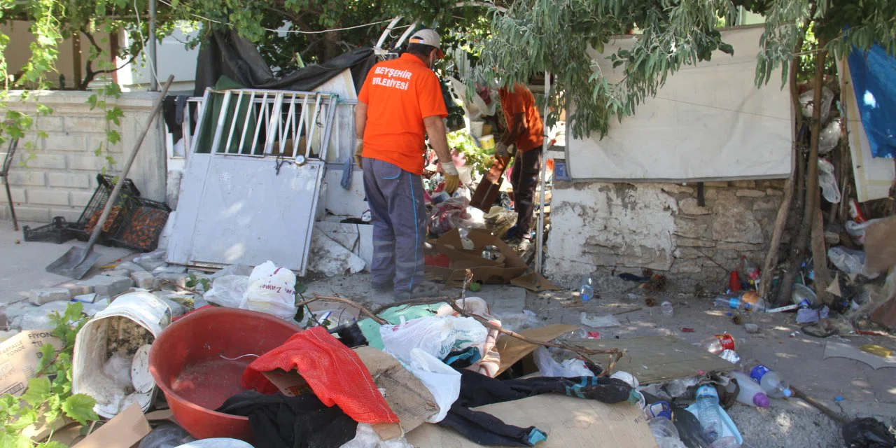 Konya'da çöp ev bulundu. Kamyon kamyon çöp çıkarıldı