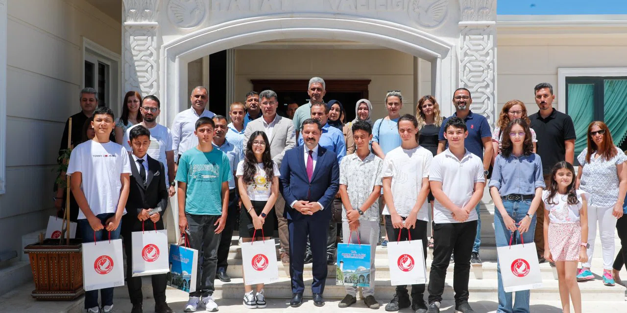 Depremin yaralarının sarıldığı Hatay’dan çıkan 10 LGS birincisi ödüllendirdi