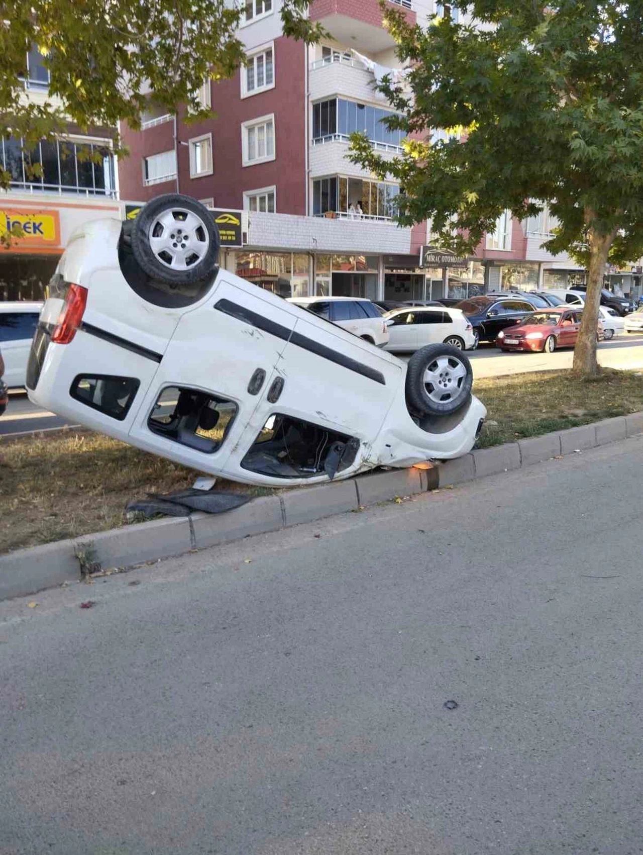 Kamyonet ile araç çarpıştı: 8 yaralı