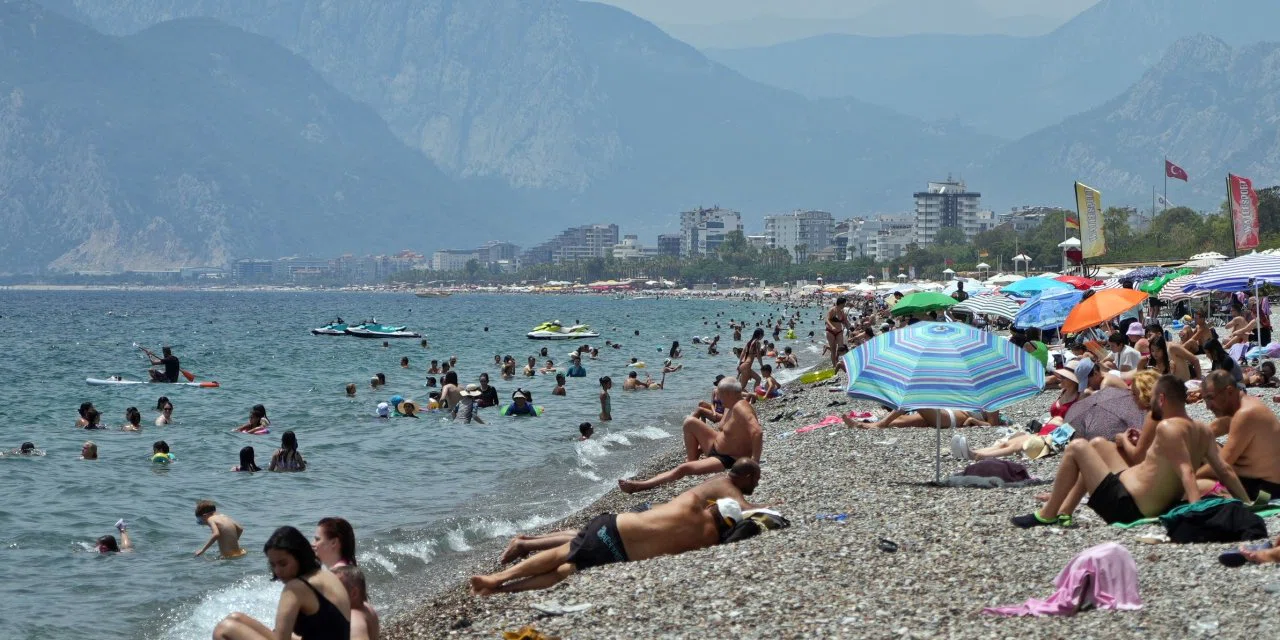 Nem oranı sıcaklığın üç katına yaklaştı, sahiller hafta içinde de doldu taştı