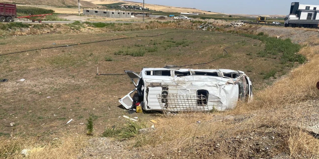 Yolcu minibüsü ile pikap çarpıştı: 1’i çocuk 3’ü ağır 14 yaralı