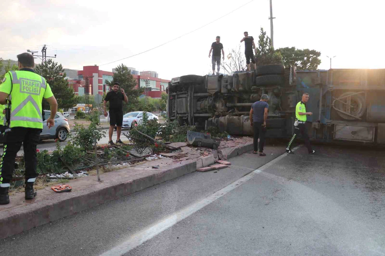 Kontrolden çıkan tır yol ortasına devrildi, 4 araç bir birine girdi