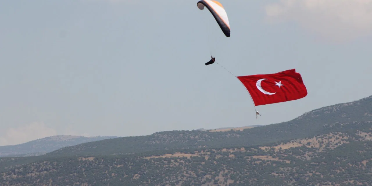 Karapınar'da gökyüzü renklendi
