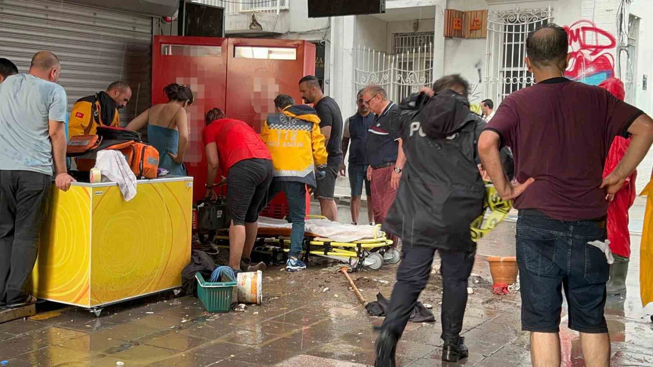 Dakikalarca yağmur altında kaldılar, elektrik akımına kapılan 2 kişiden acı haber