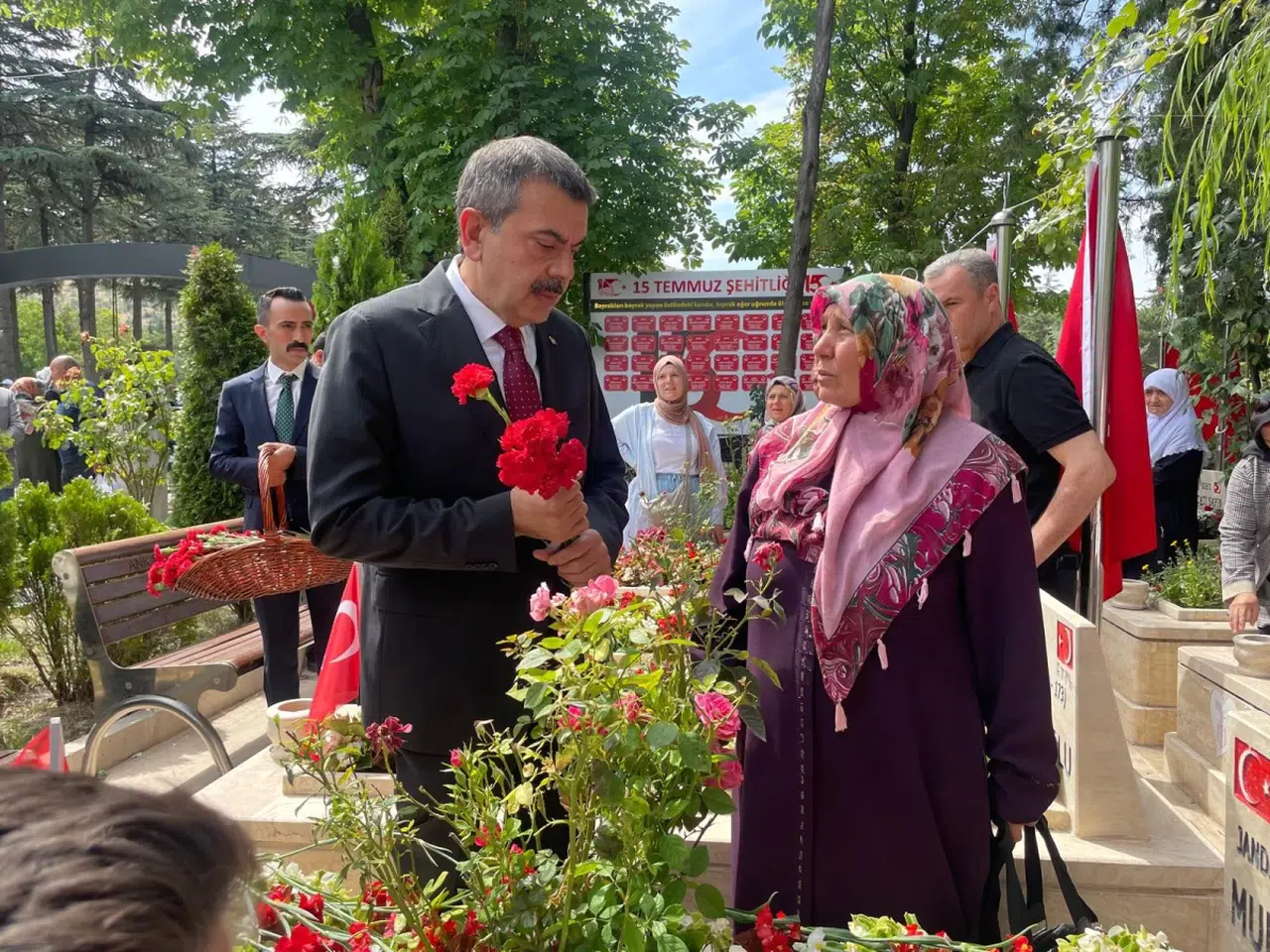 Milli Eğitim Bakanı Tekin, 15 Temmuz Şehitliği’ni ziyaret etti