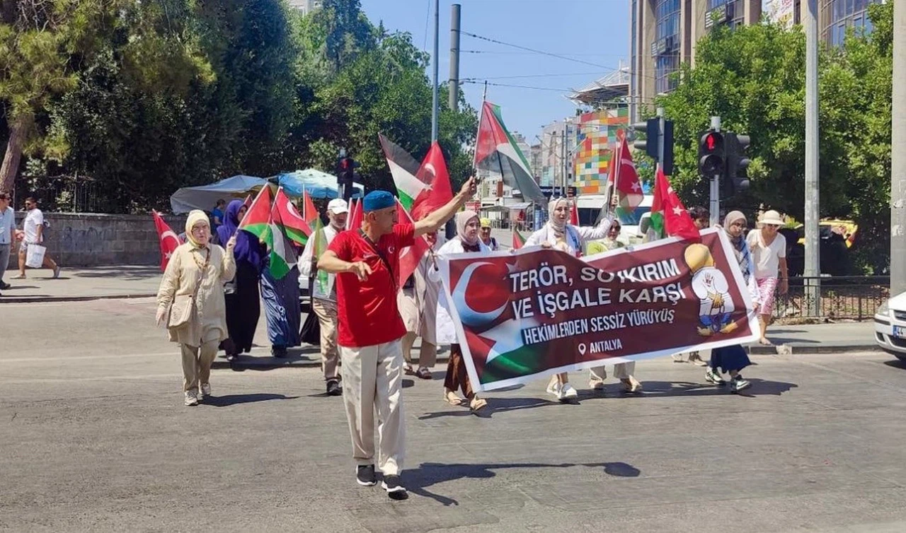 Sağlık çalışanlarından Gazze için "sessiz yürüyüş"
