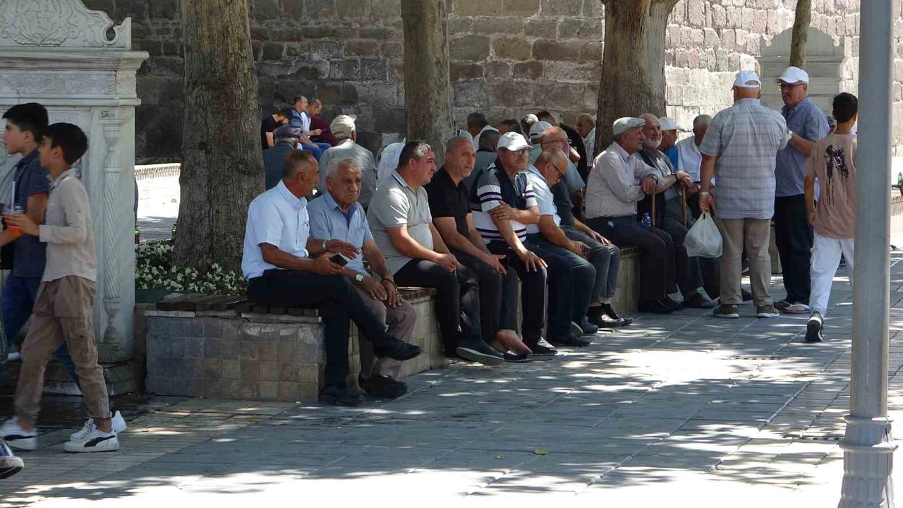Öldürücü sıcaklarda ne yenir ne içilir; işte uzman önerileri