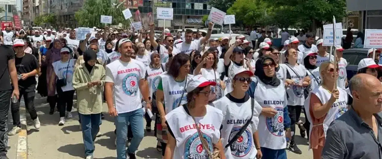 SMS ile işten çıkarılan belediye işçileri eylemlerine devam ediyor