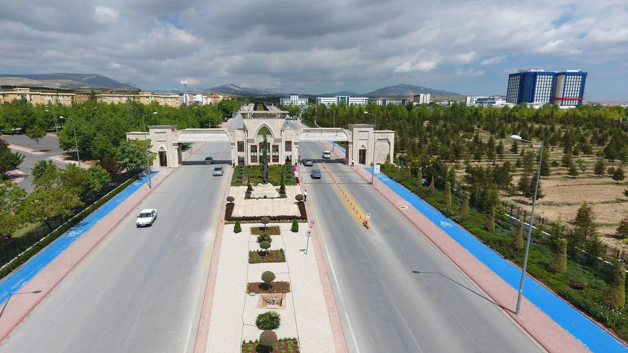 Türkiye'nin parlayan yıldızı Selçuk Üniversitesi'nden dev burs fırsatı!