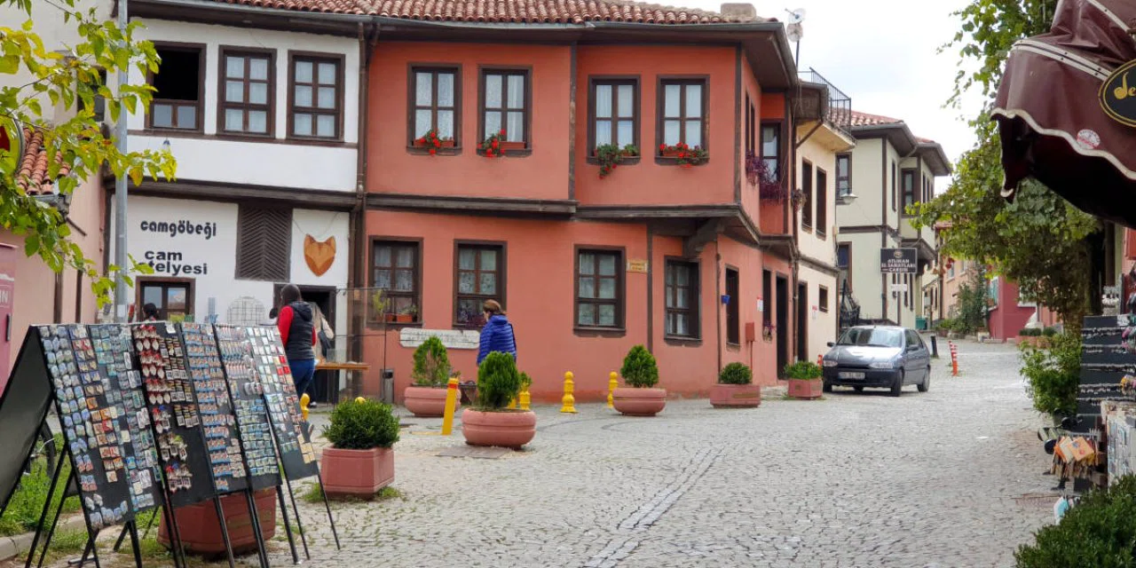 Eskişehir'in en güzel ilçesi. Üstelik Şirince kadar güzel ve görkemliymiş