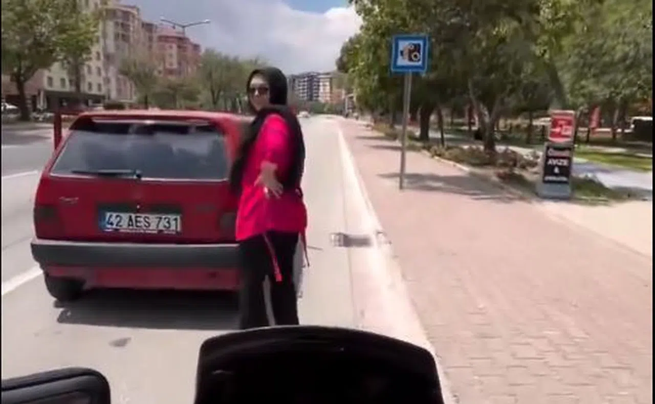 Konya'da yurdum insanı ortaya çıktı! Yolda kalan araca böyle yardım etti