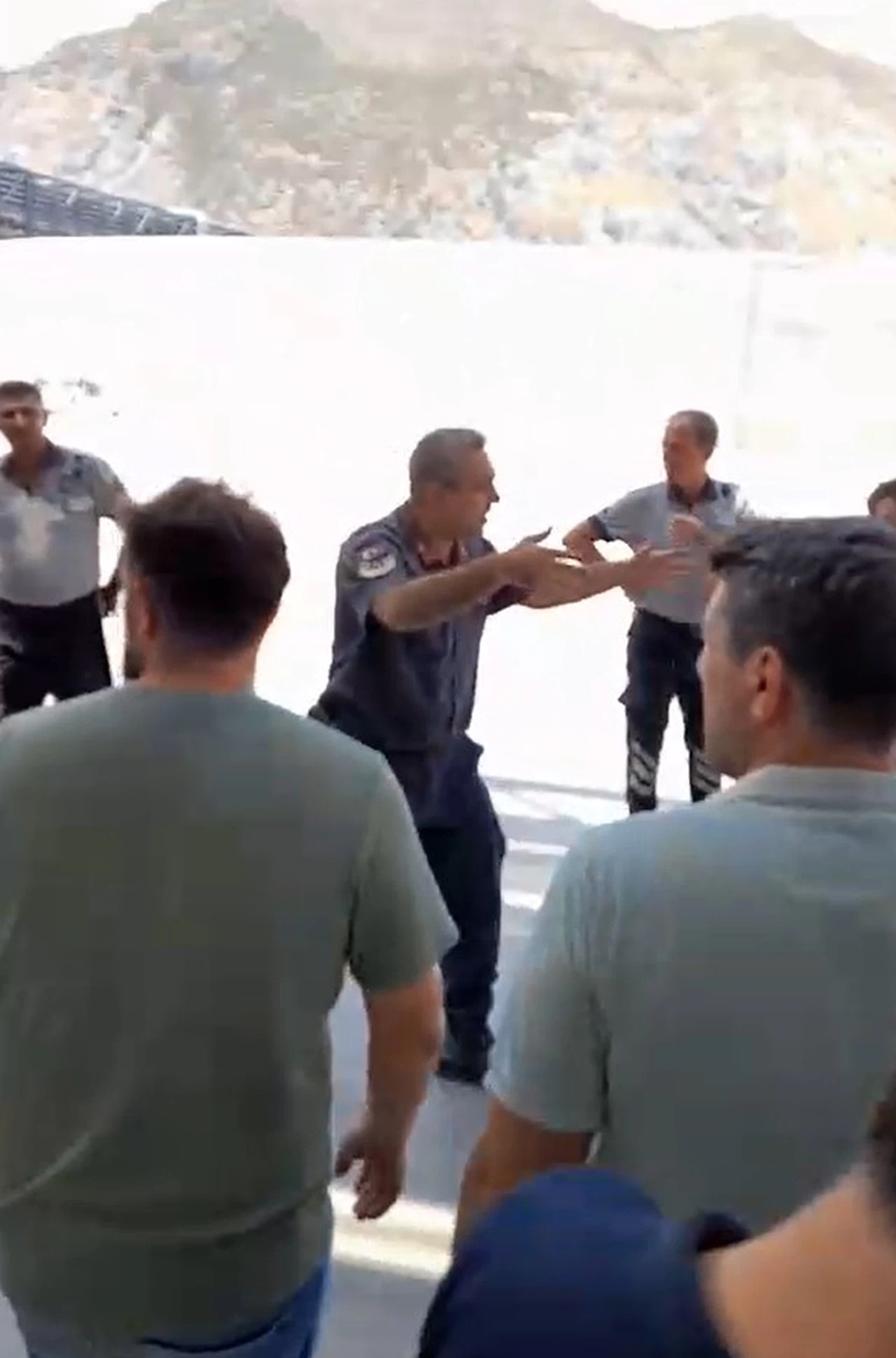 Fabrikada maaş krizi: İşçiler kuleye çıktı