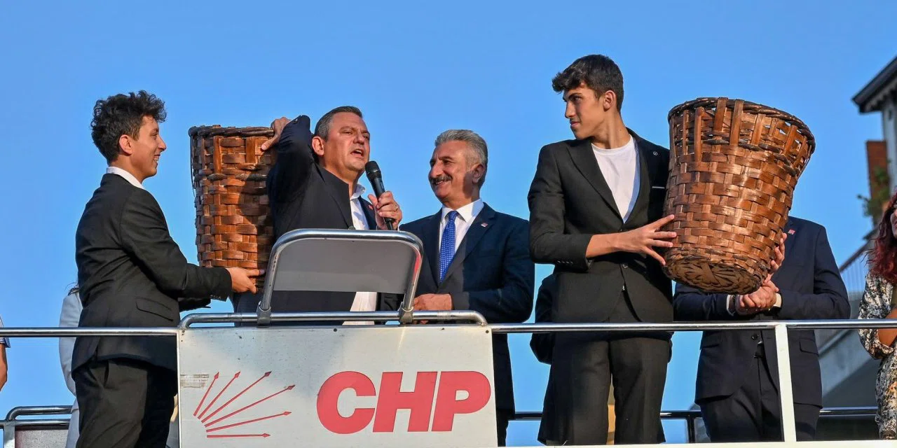 Küfeyi benim sırtıma ver. Ben taşırım