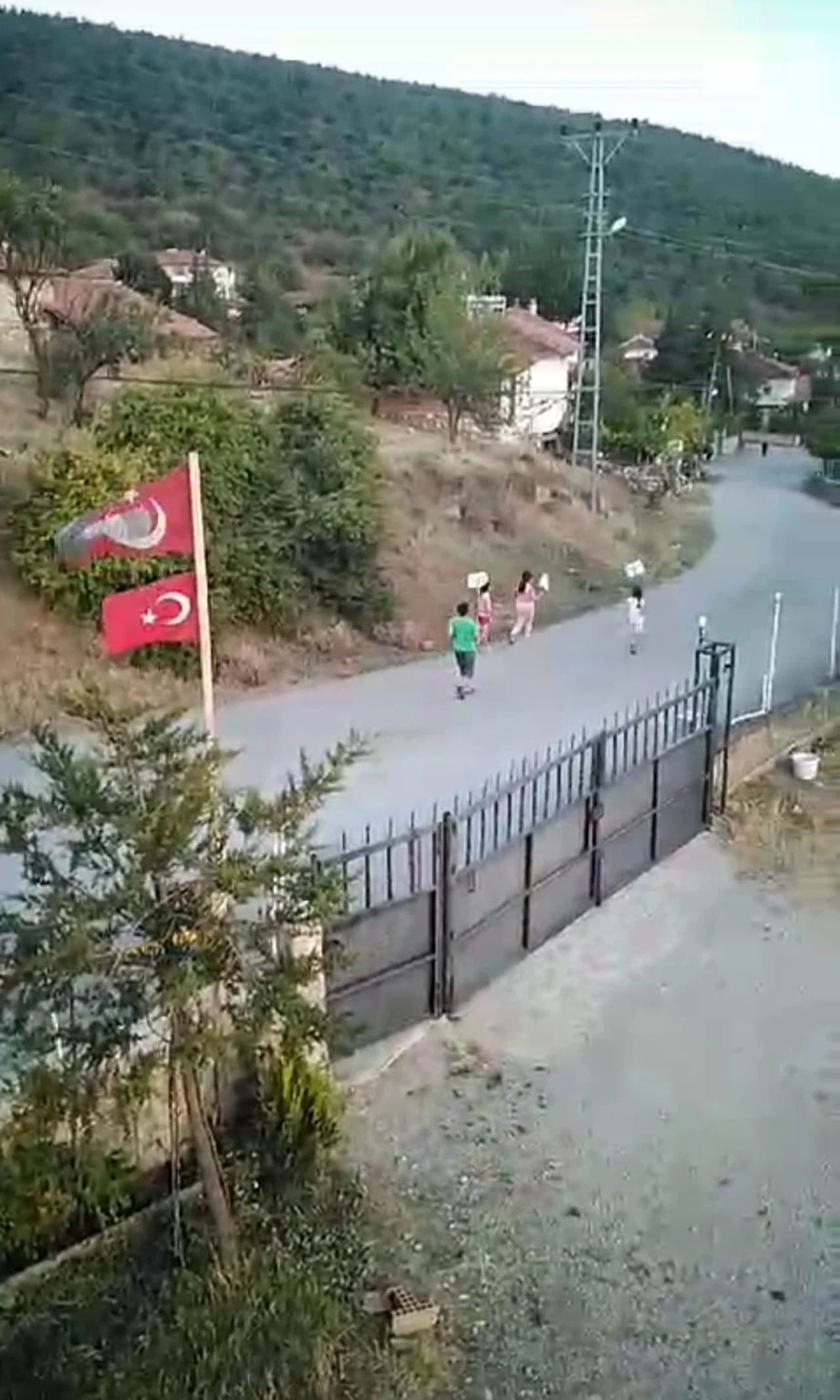 Köyde yaşayan çocuklardan eylem