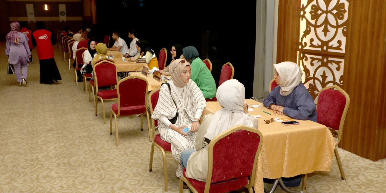 Karatay'da eğitime destekler sürüyor! Ücretsiz tercih hizmeti
