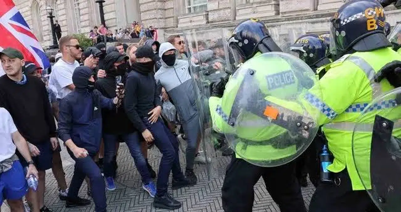 İngiltere’de neler oluyor? Polisler yoğun güvenlik önlemi aldı