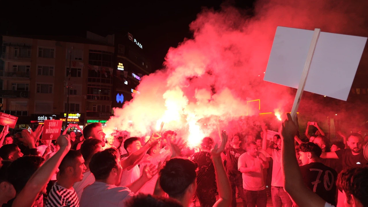 Taraftarlardan meşaleli tepki