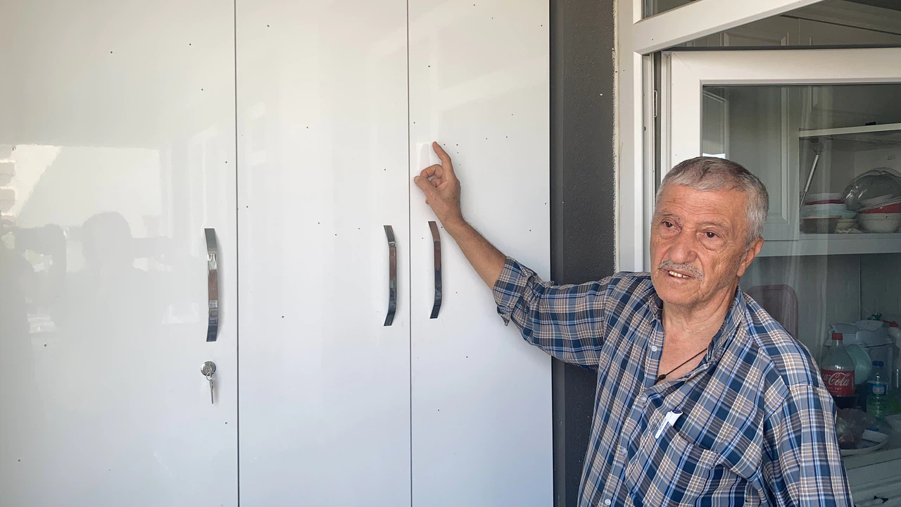 Balkonda otururken gözünden oluyordu