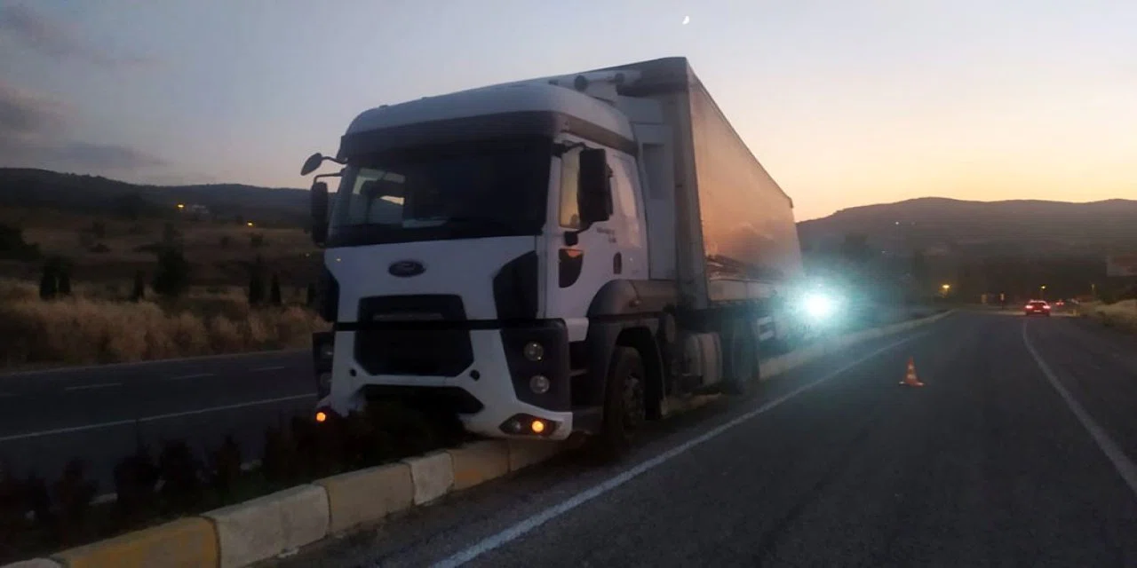 Konya'da korkutan kaza! Tır sürücüsü direksiyon başında rahatsızlandı