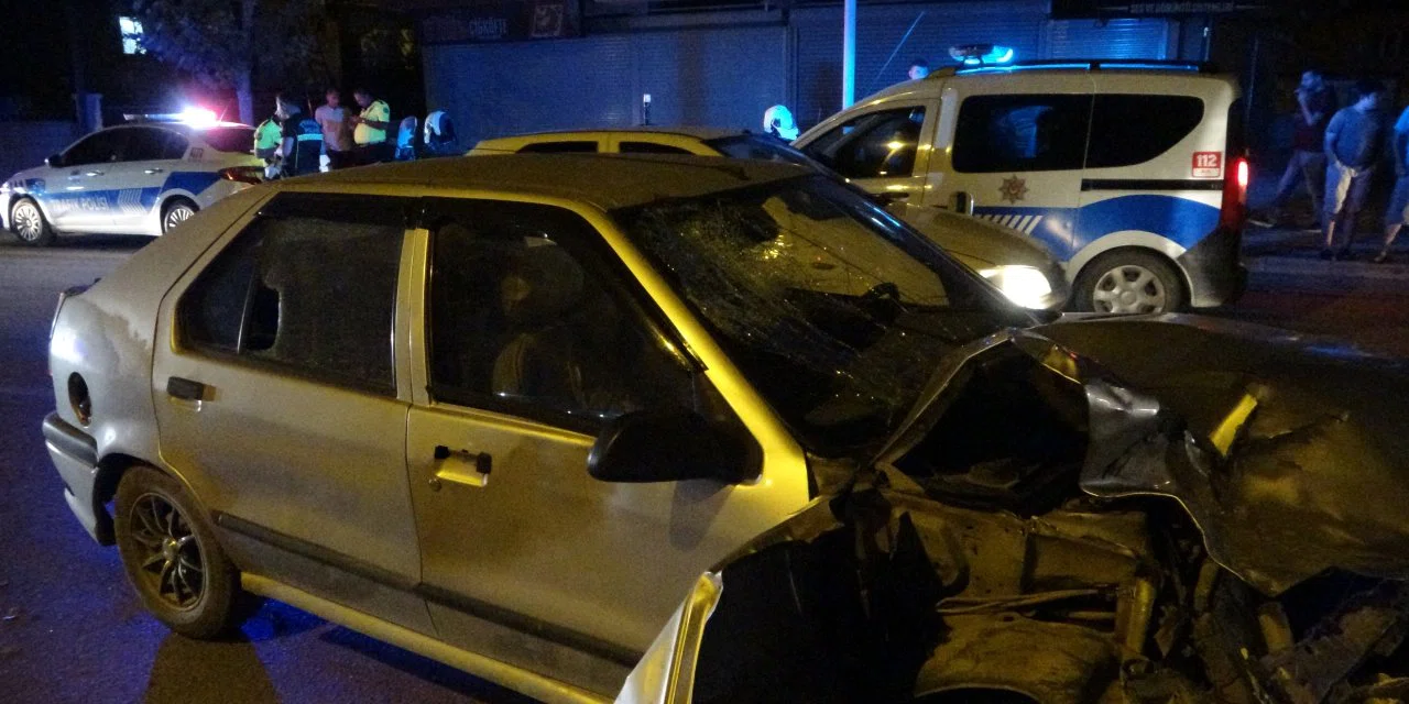 Kaza yapan aracı taş yağmuruna tuttular