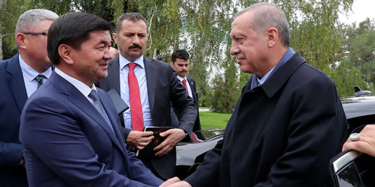 Kırgızistan Cumhurbaşkanı'ndan örnek davranış: Dağlarda çöp topladı