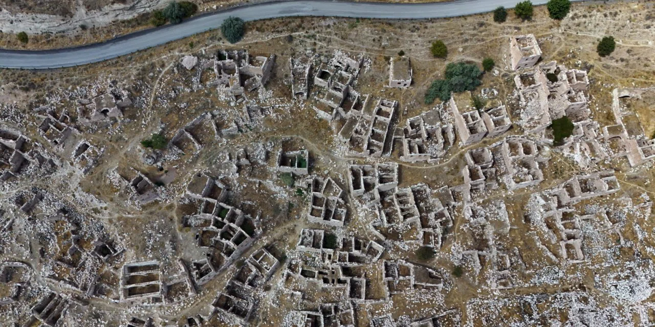 Sular çekildi, mahalle ortaya çıktı
