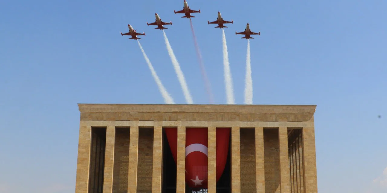 Türk Yıldızları Anıtkabir Semalarında Nefesleri Kesti