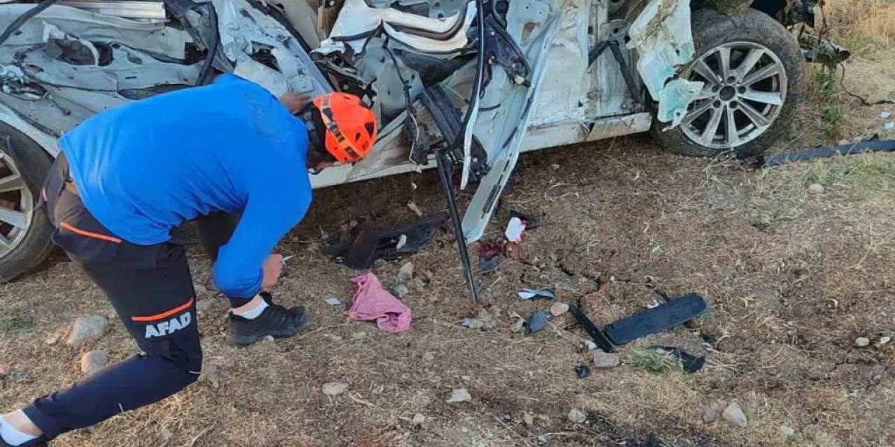 Sürüye çarpan otomobile arkadan gelen kamyon çarptı: 1 ölü, 2 yaralı