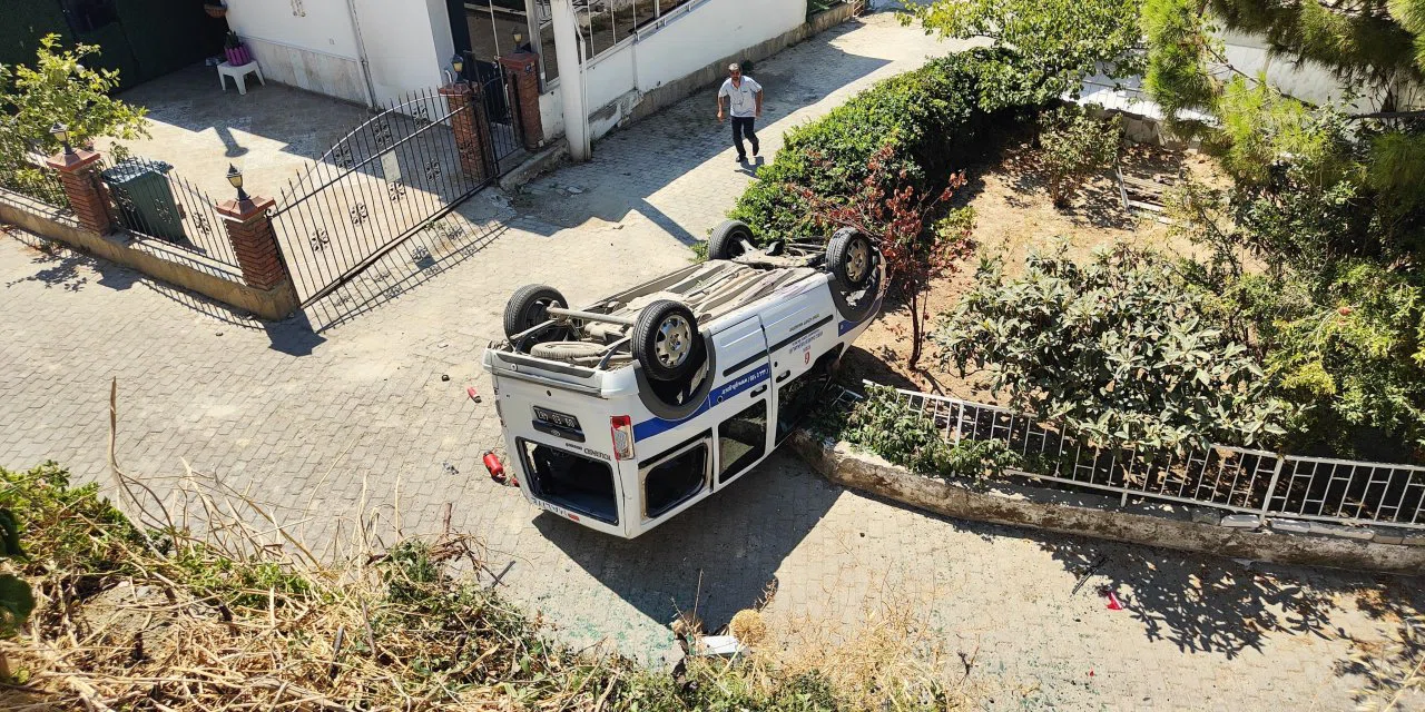 El freni tam çekilmeyen araç  bahçeye uçtu