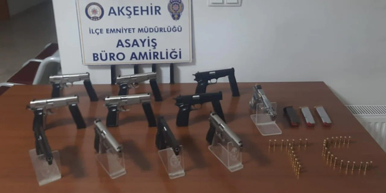 Akşehir'de durdurulan araçtan resmen cephanelik çıktı