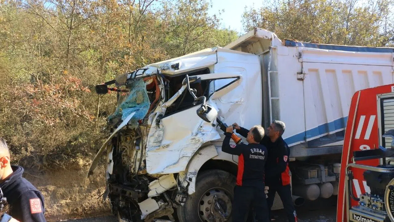 Korkutan kaza: TIR'ların arasında kalan şahsı itfaiye itfaiye kurtardı