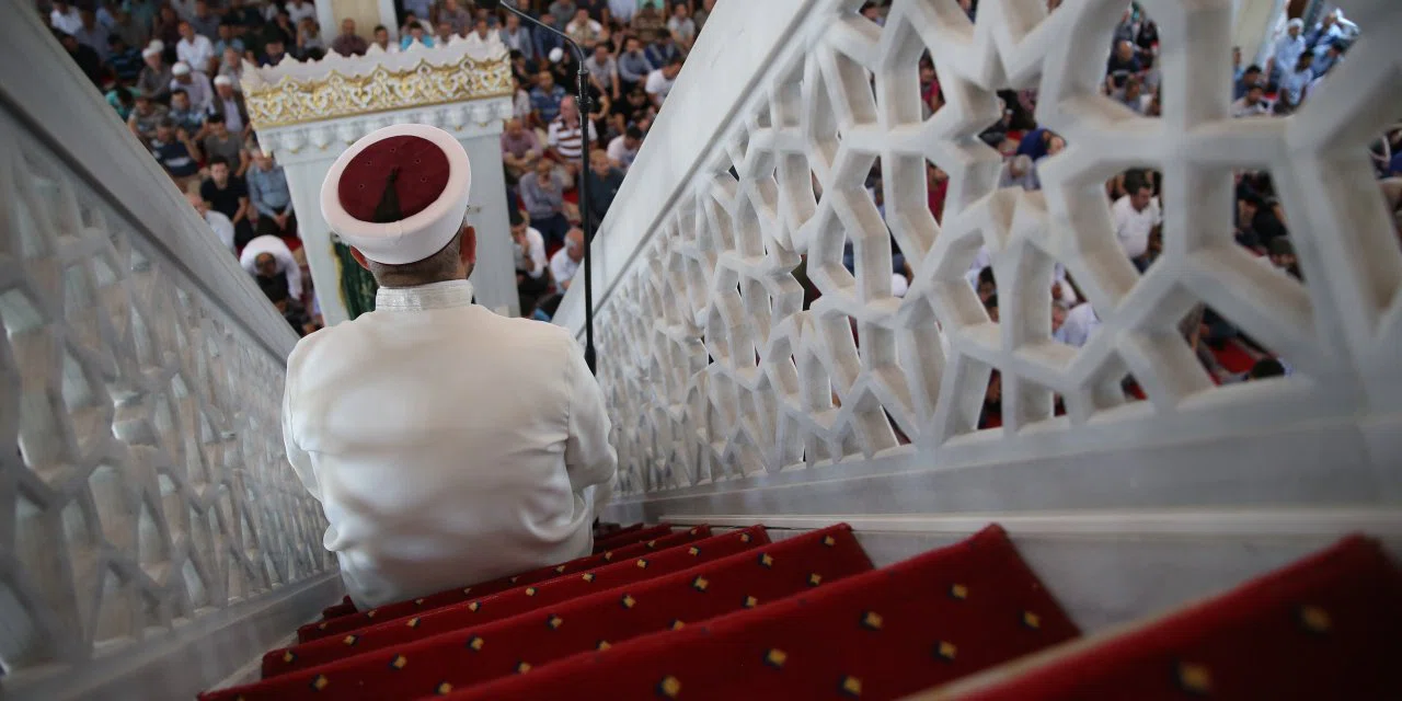 Konya'da eğitim gören namı diğer Bilâl-i Habeşî hutbeye çıktı. Müslüman yılbaşı kutlar mı?