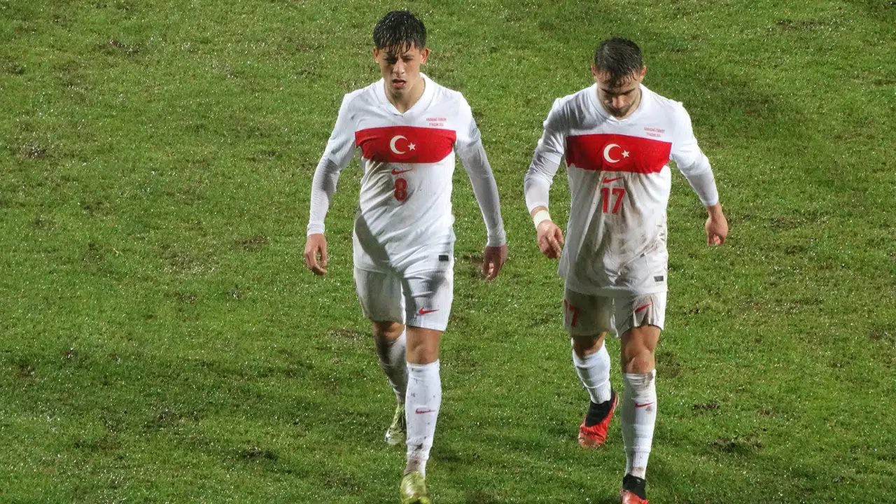A Milli Takım, Karadağ'a yenildi liderliği kaptırdı!