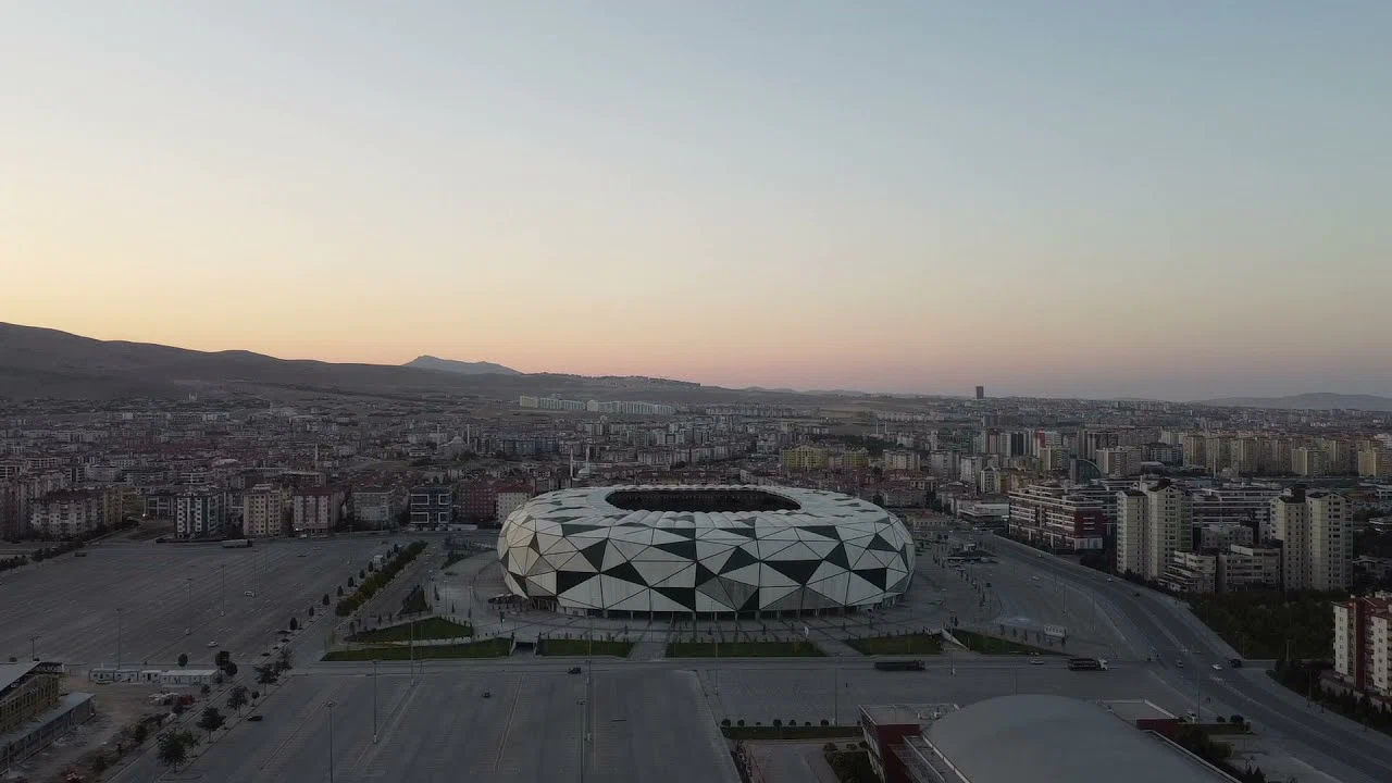 Konya'daki yeni tramvay hattı buradan geçecek. Yol bariyerle kapatıldı