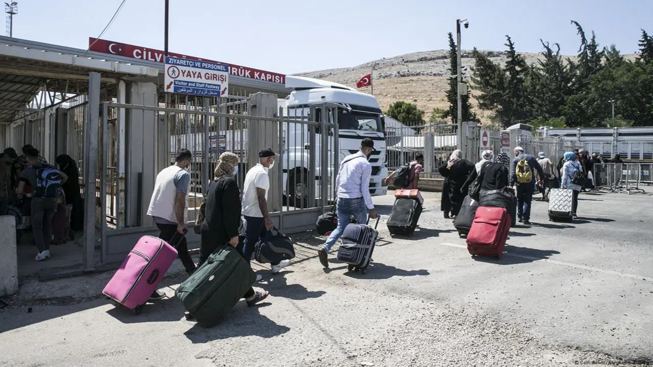 Türkiye'de yaşayan Suriyeliler, memleketlerine geri dönecek mi? Bakan'dan açıklama